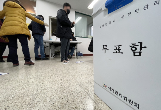 제20대 대통령선거 투표일인 9일 오전 전북 전주시 완산구 삼천3동 제6투표소에서 유권자들이 줄을 서 있다. <전주=연합뉴스>